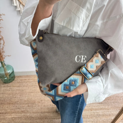 Bandolera loneta taupe oscuro iniciales bordadas con correa étnica