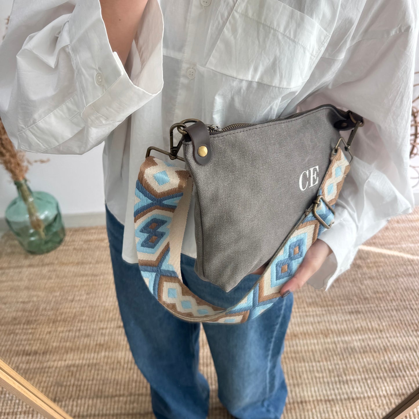 Bandolera loneta taupe oscuro iniciales bordadas con correa étnica
