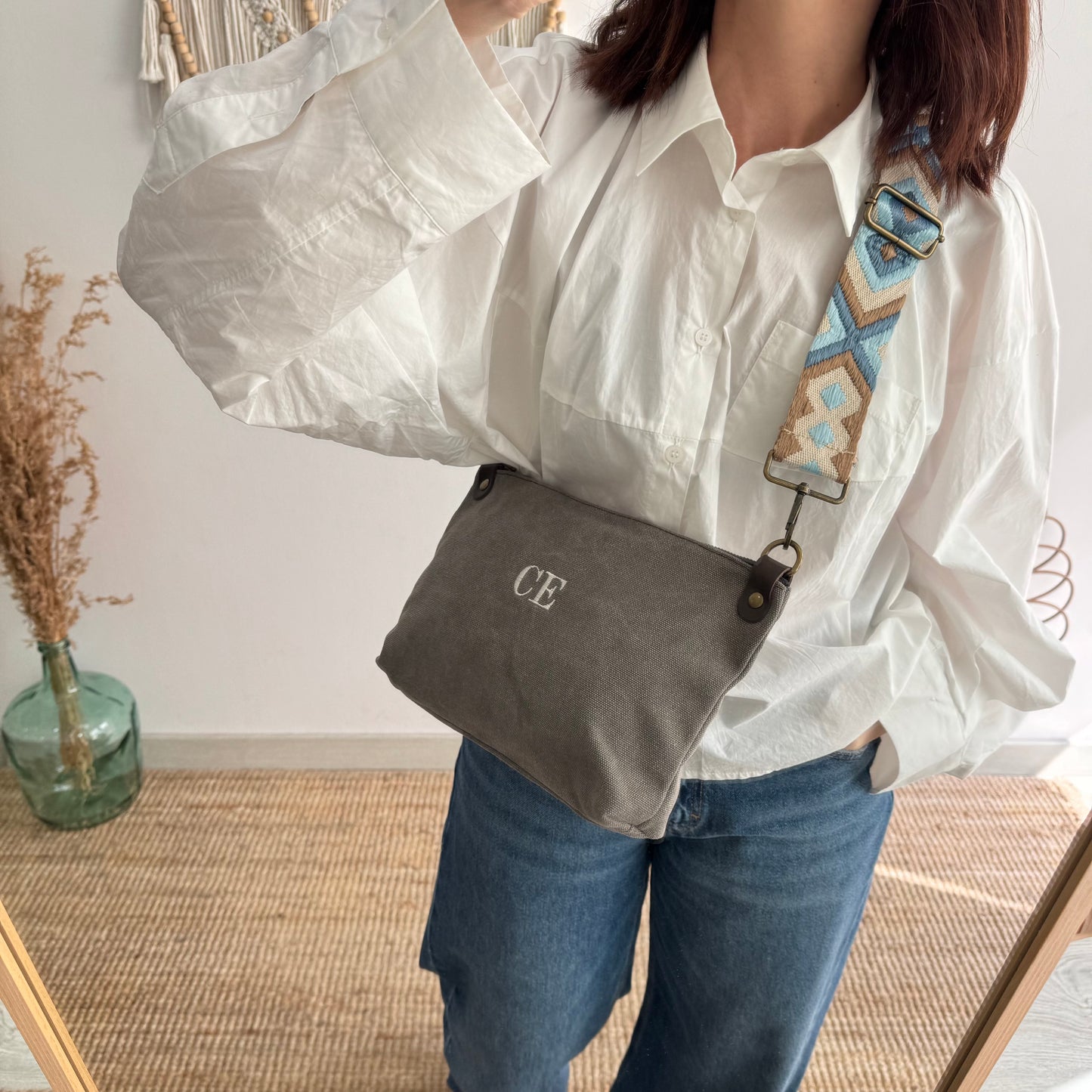 Bandolera loneta taupe oscuro iniciales bordadas con correa étnica