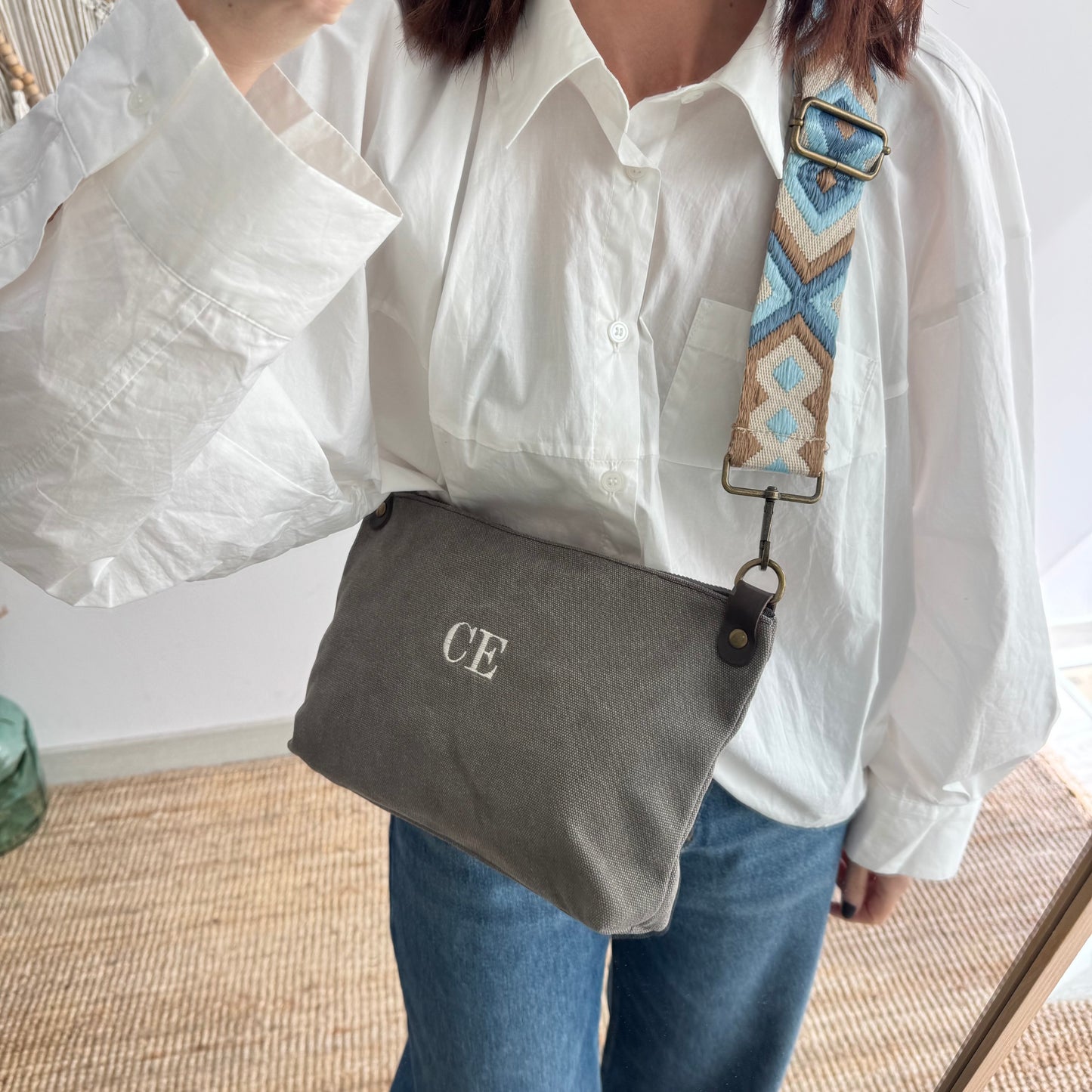 Bandolera loneta taupe oscuro iniciales bordadas con correa étnica
