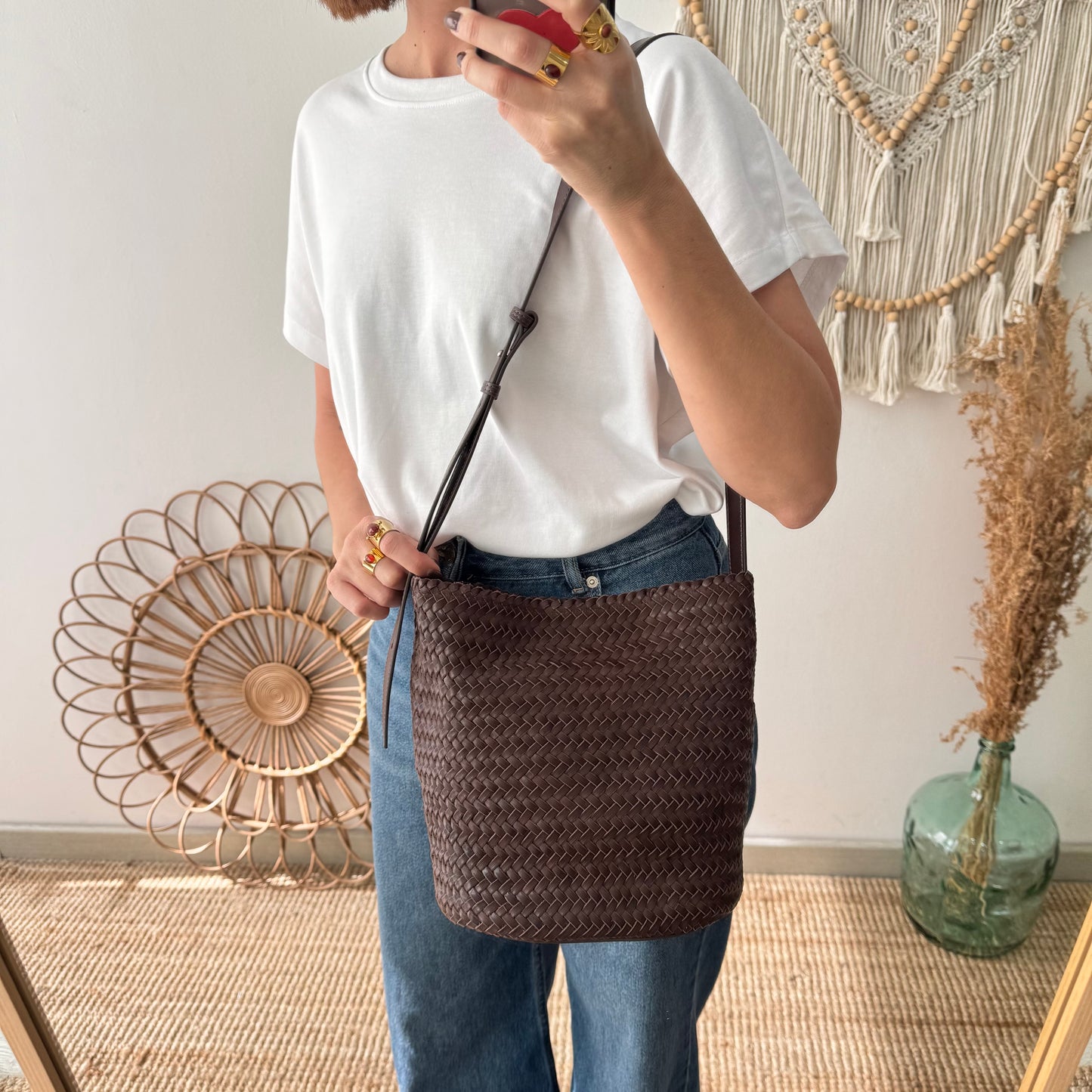 Bolso saco en piel trenzada marrón