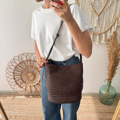 Bolso saco en piel trenzada marrón