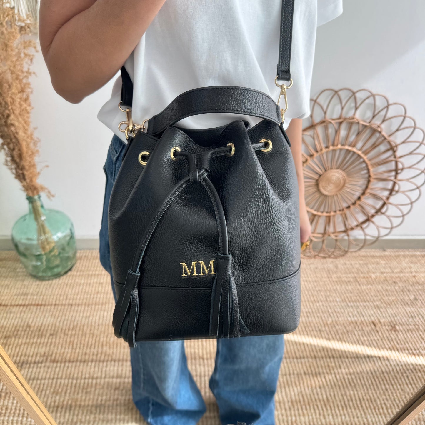 Bolso bucket piel negro grande pompón iniciales bordadas