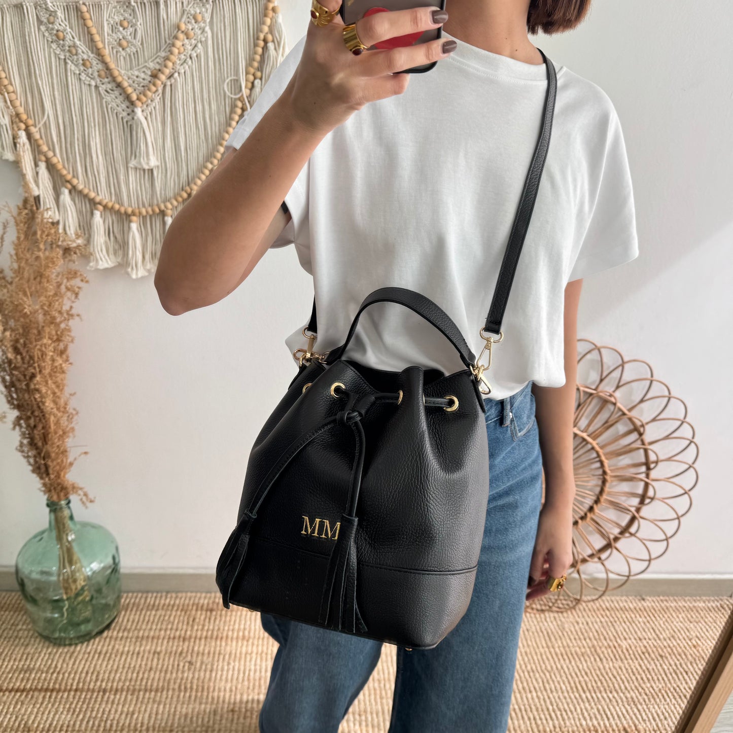 Bolso bucket piel negro grande pompón iniciales bordadas