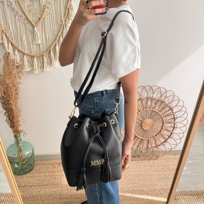Bolso bucket piel negro grande pompón iniciales bordadas