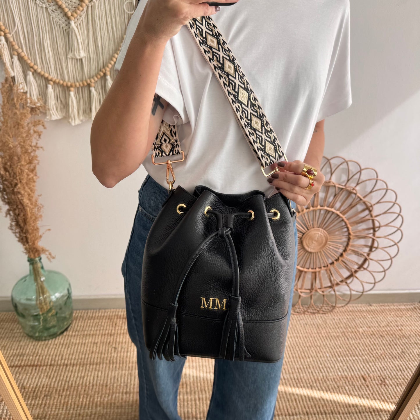 Bolso bucket piel negro grande pompón iniciales bordadas