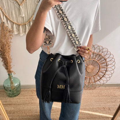Bolso bucket piel negro grande pompón iniciales bordadas