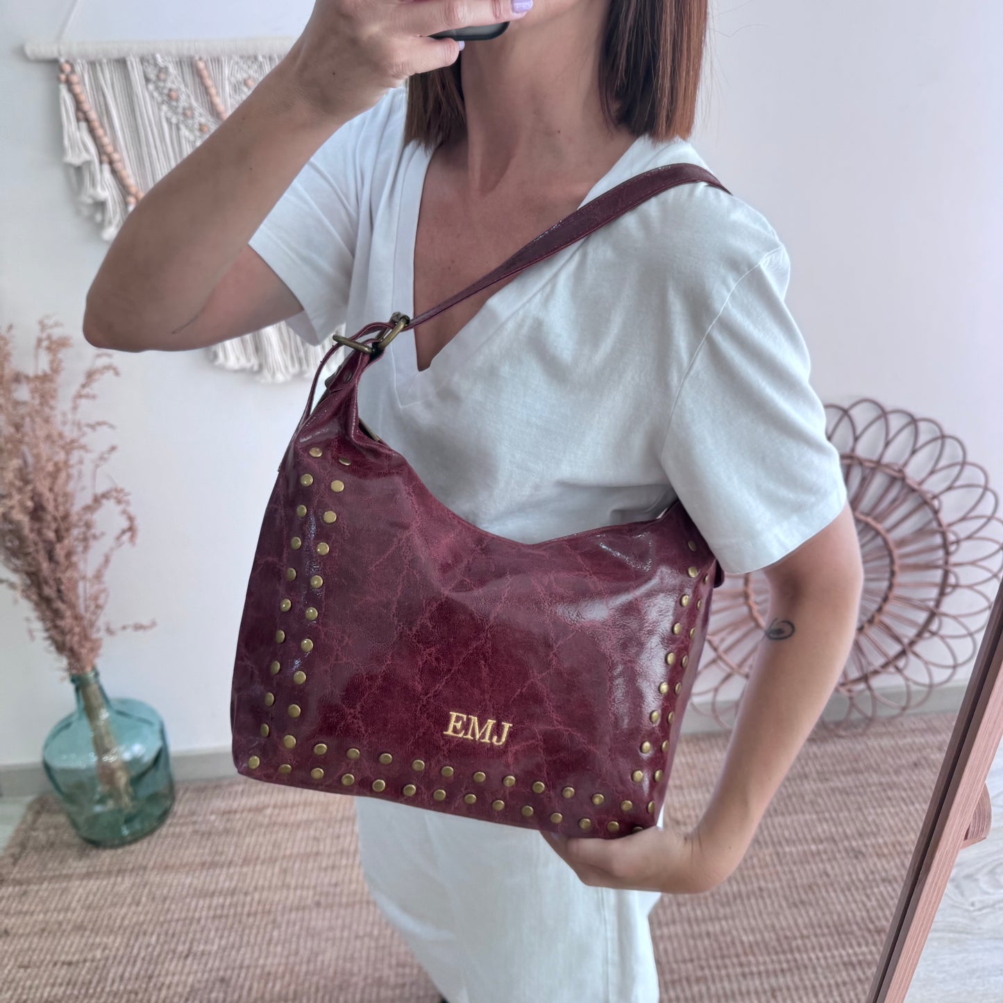 Bolso tachuelas piel granate iniciales bordadas