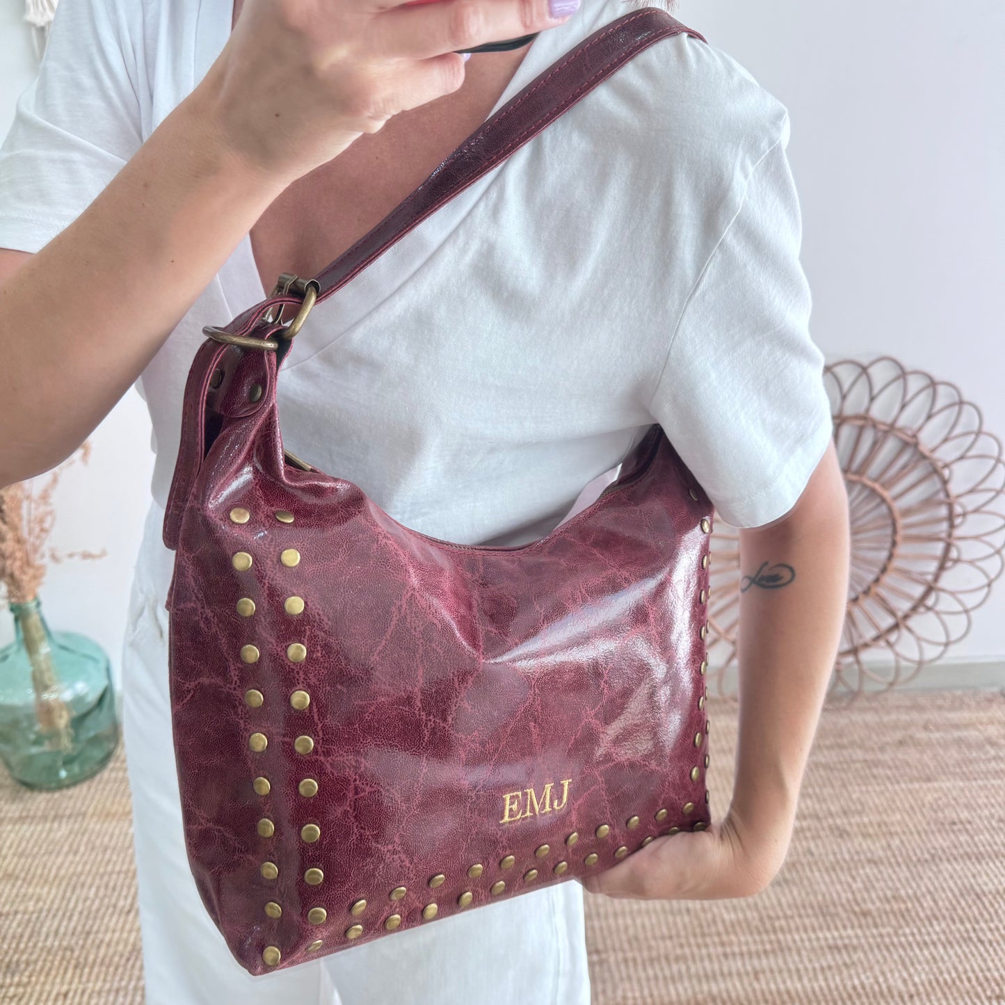 Bolso tachuelas piel granate iniciales bordadas