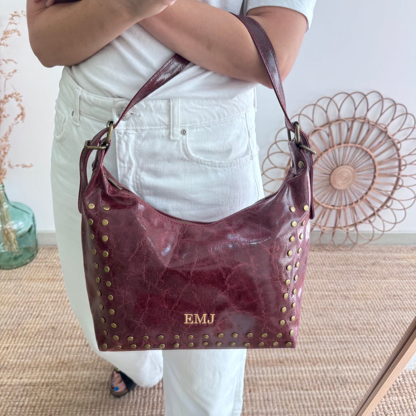 Bolso tachuelas piel granate iniciales bordadas