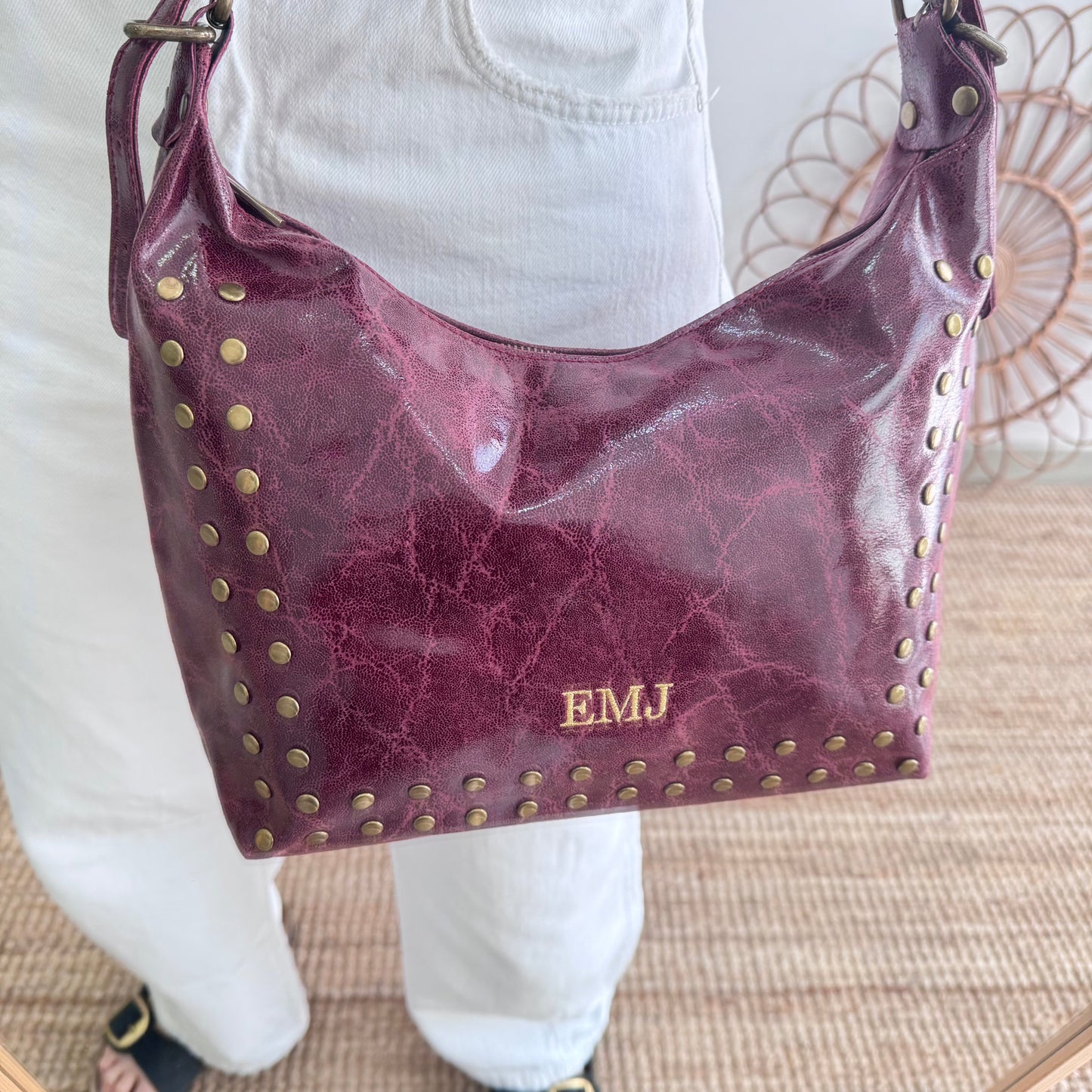 Bolso tachuelas piel granate iniciales bordadas