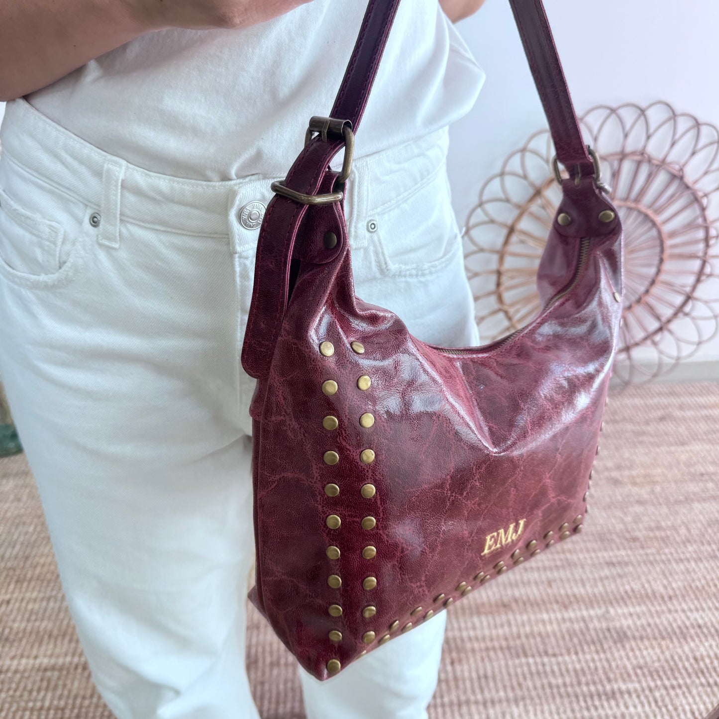 Bolso tachuelas piel granate iniciales bordadas