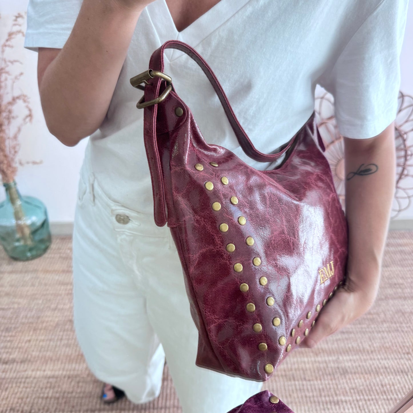 Bolso tachuelas piel granate iniciales bordadas