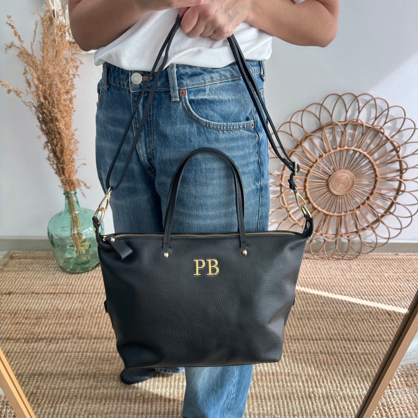 Bolso piel negro iniciales bordadas