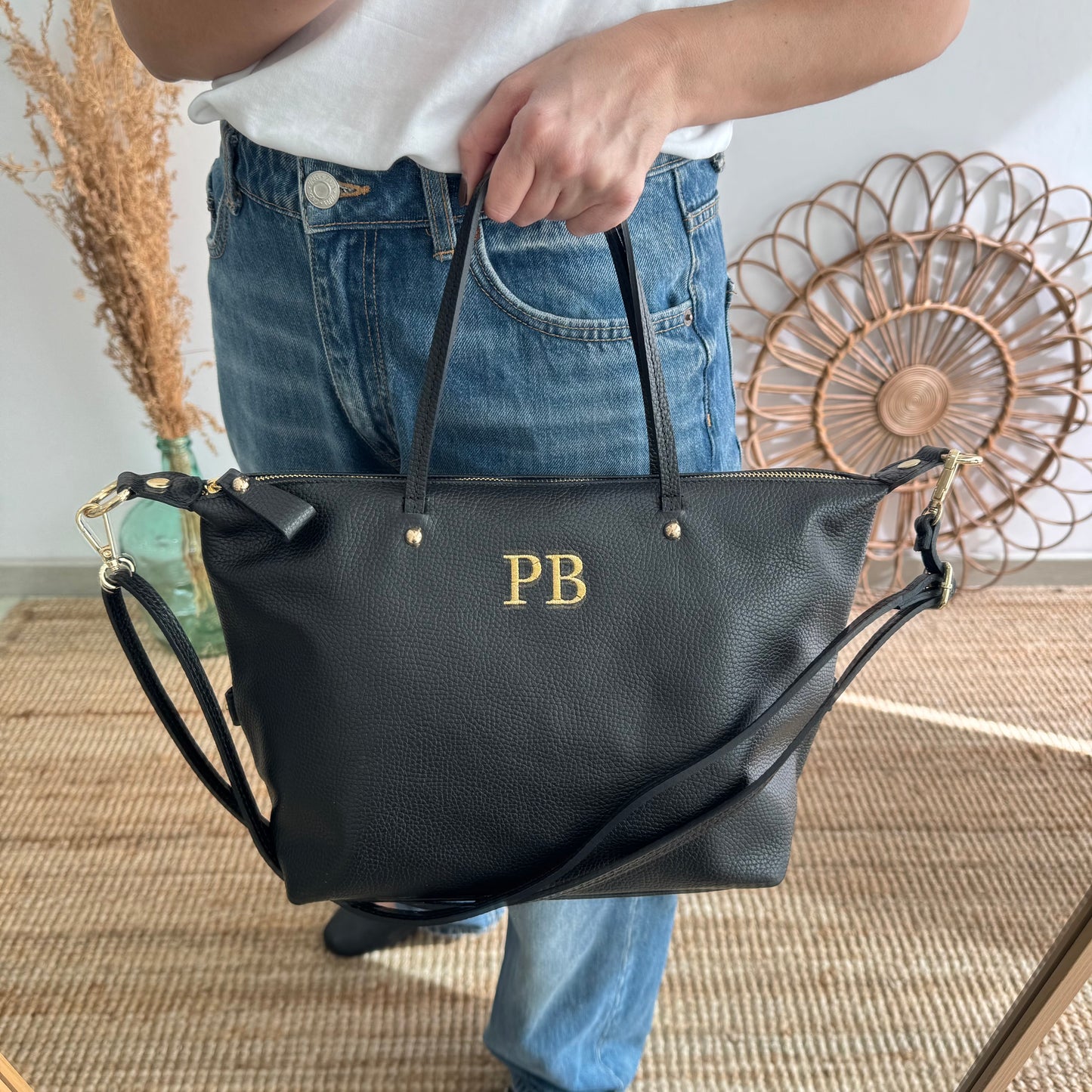 Bolso piel negro iniciales bordadas