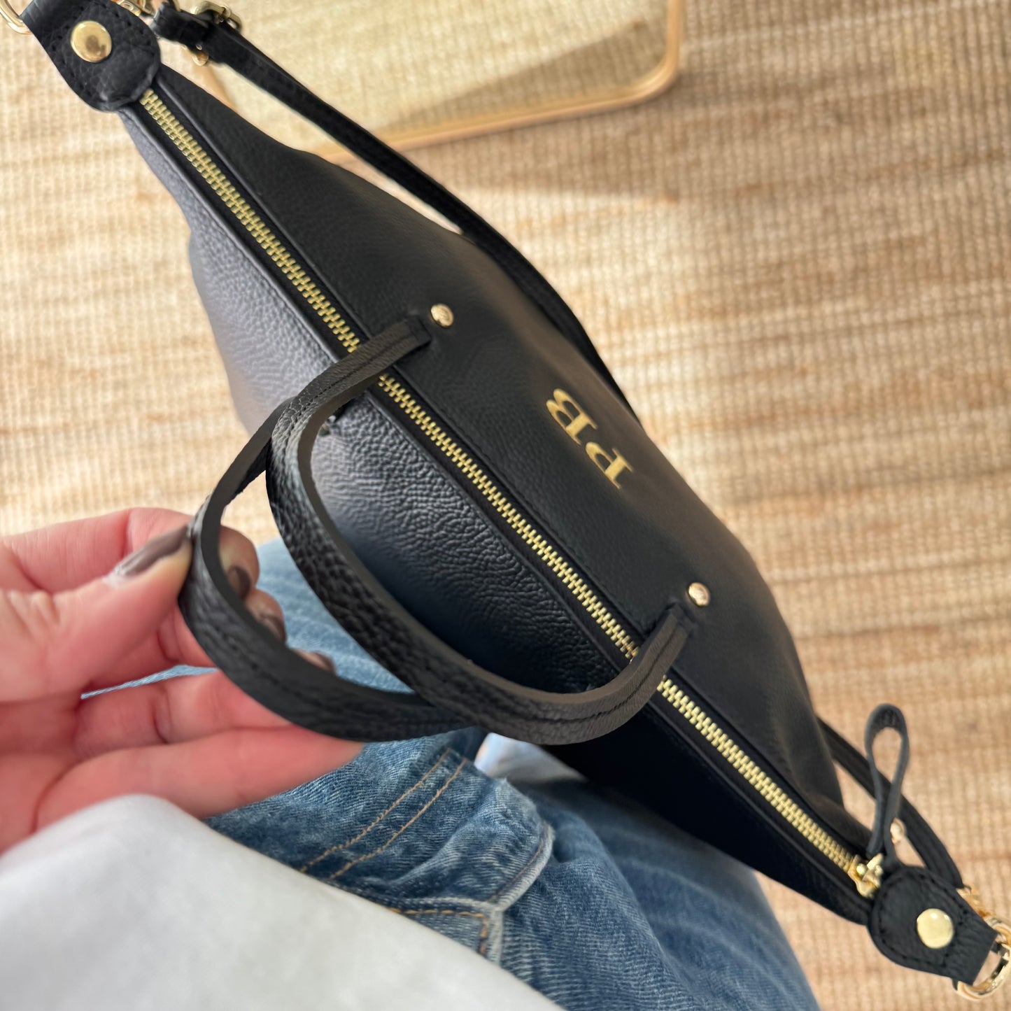 Bolso piel negro iniciales bordadas