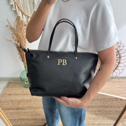 Bolso piel negro iniciales bordadas