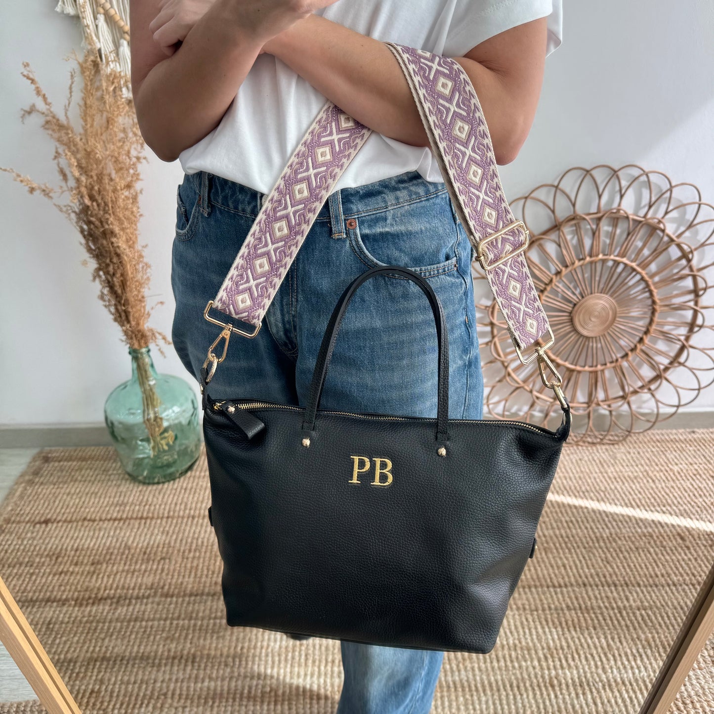 Bolso piel negro iniciales bordadas