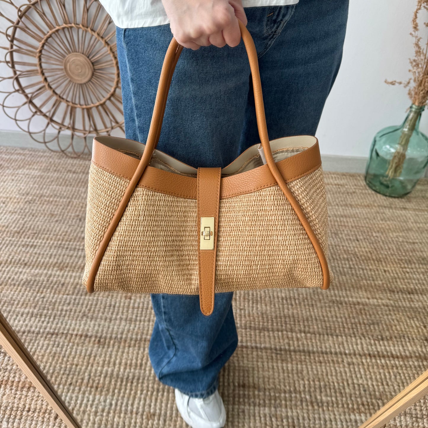 Bolso shopping piel y rafia camel mediano