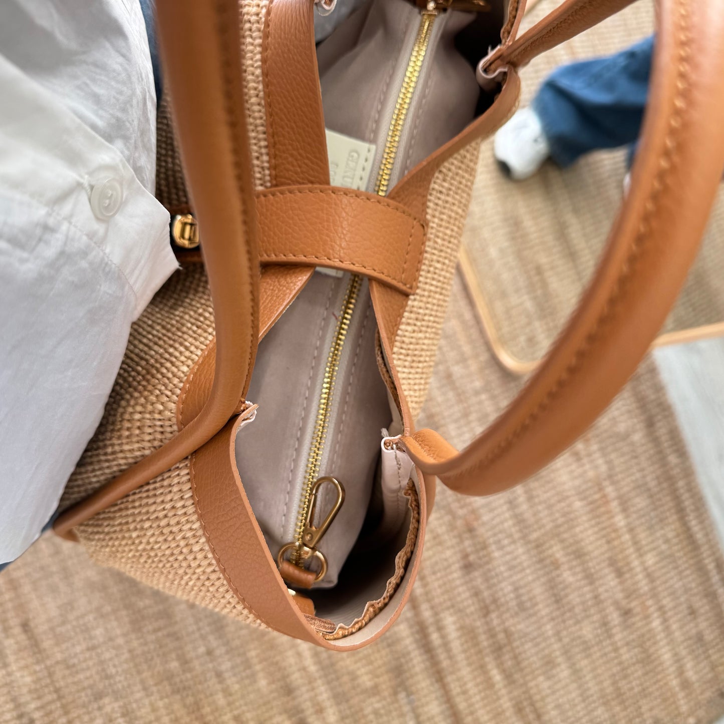 Bolso shopping piel y rafia camel mediano