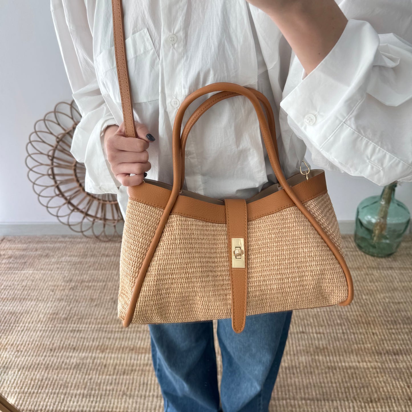 Bolso shopping piel y rafia camel mediano