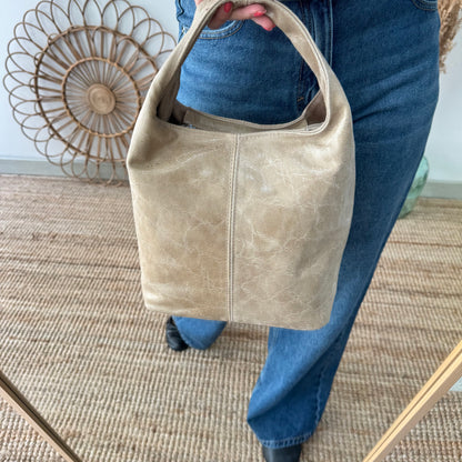 Bolso saco taupe tachuelas plata