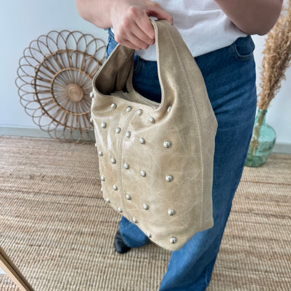 Bolso saco taupe tachuelas plata