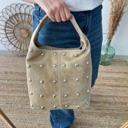 Bolso saco taupe tachuelas plata
