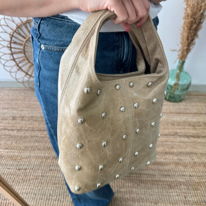 Bolso saco taupe tachuelas plata