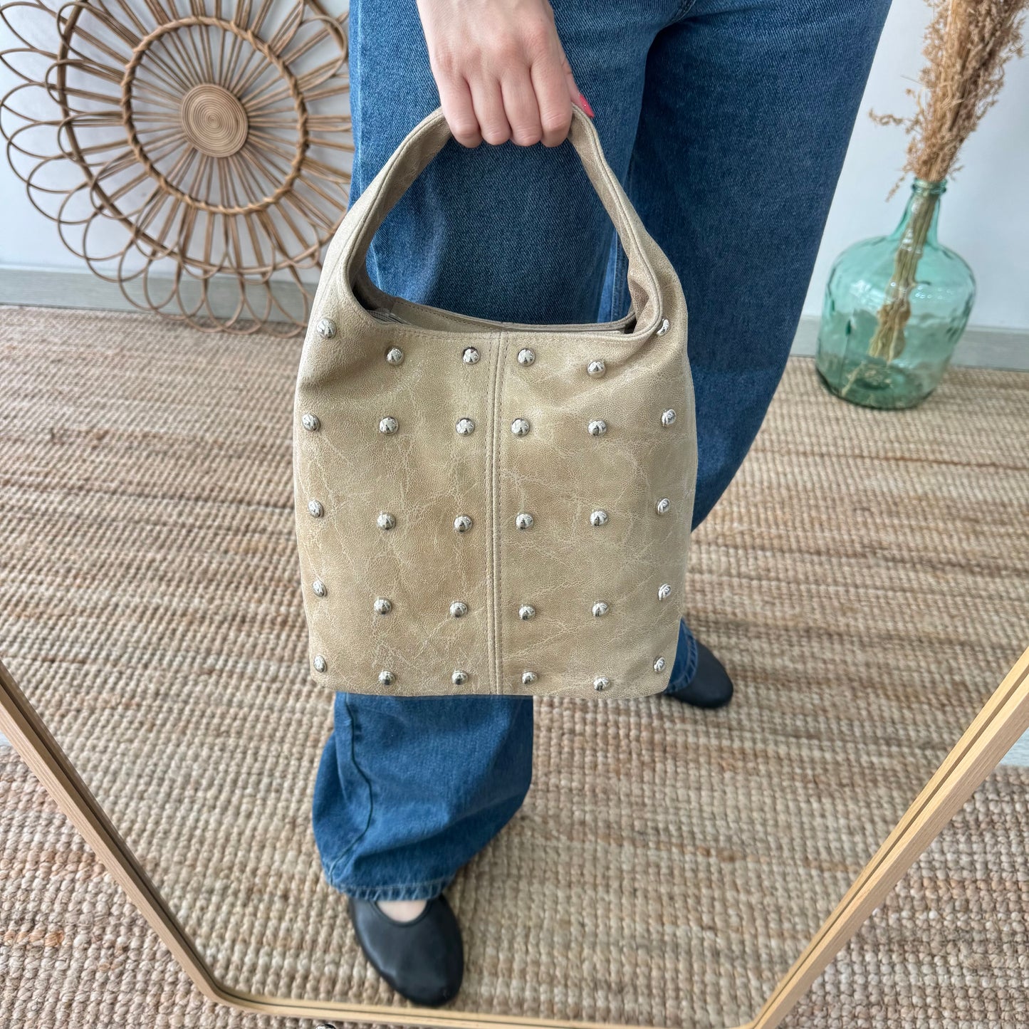 Bolso saco taupe tachuelas plata