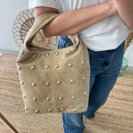 Bolso saco taupe tachuelas plata