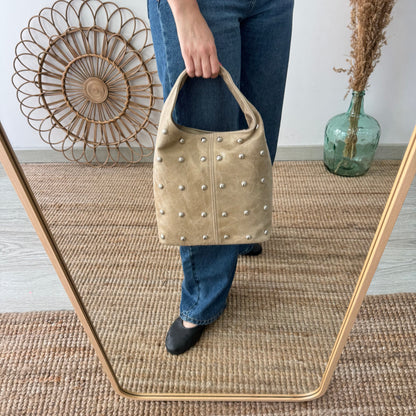 Bolso saco taupe tachuelas plata