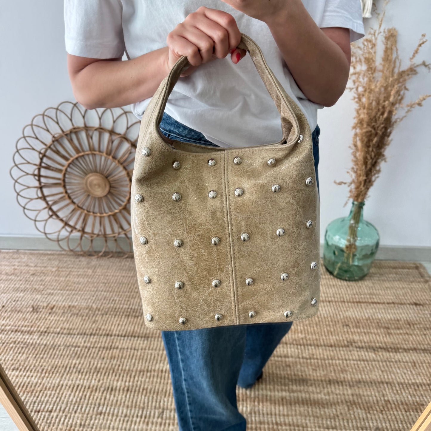 Bolso saco taupe tachuelas plata