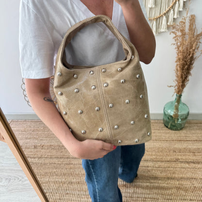 Bolso saco taupe tachuelas plata