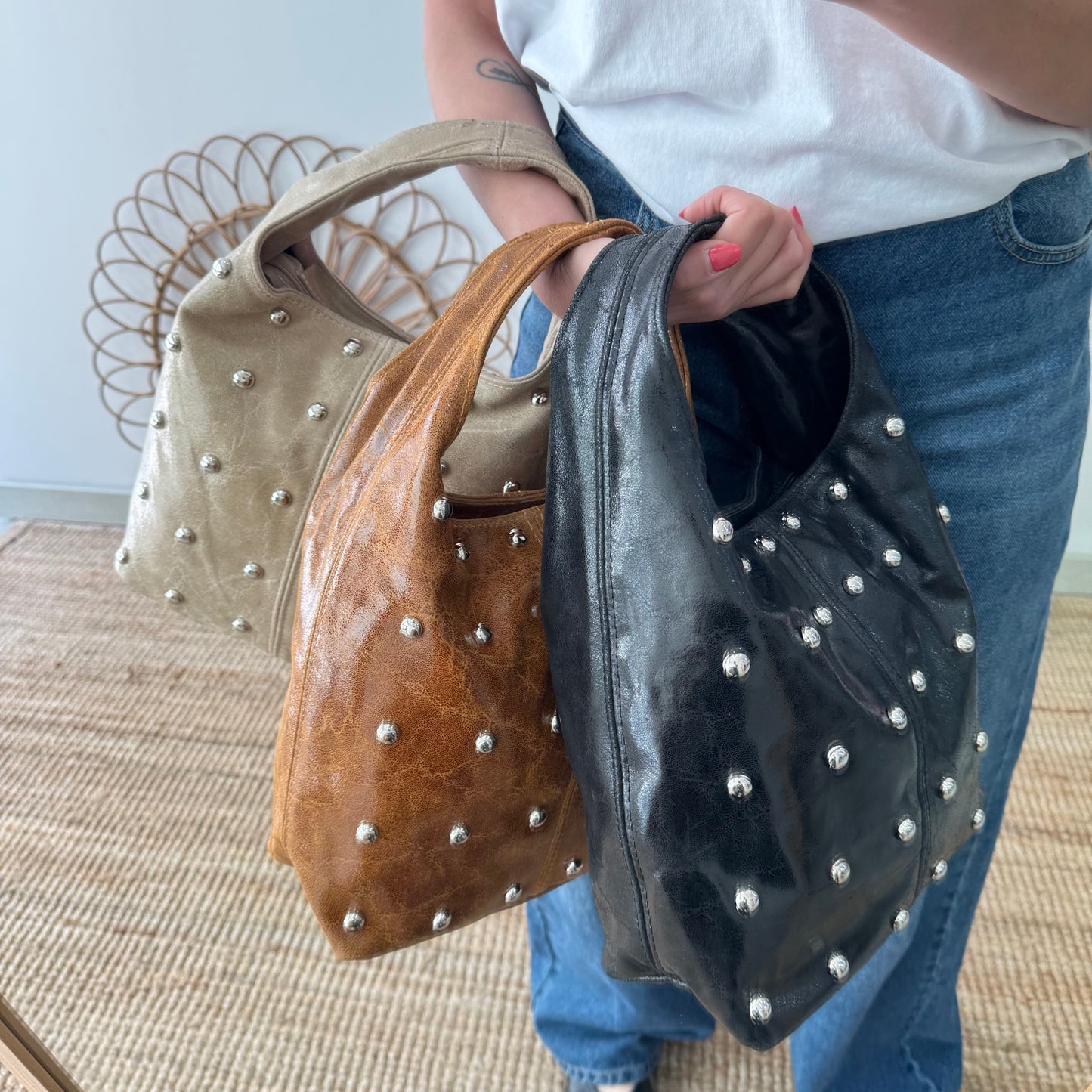 Bolso saco taupe tachuelas plata
