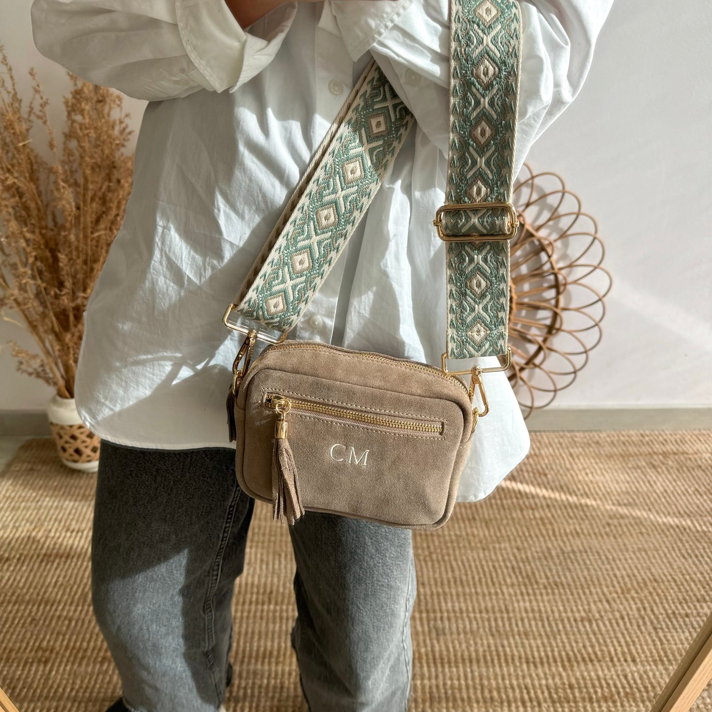 Bolso rectangular ante taupe doble pompón iniciales bordadas