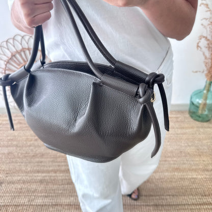 Bolso fruncido lateral marrón