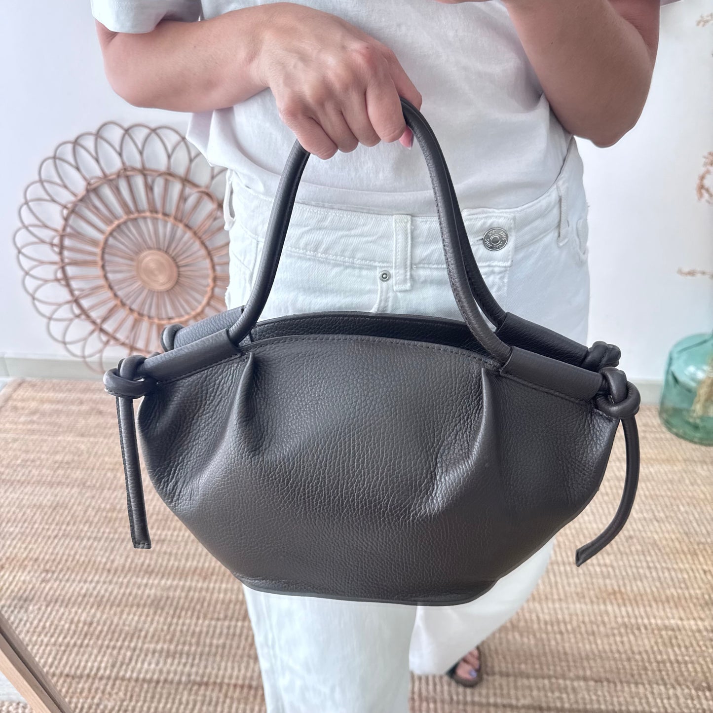 Bolso fruncido lateral marrón