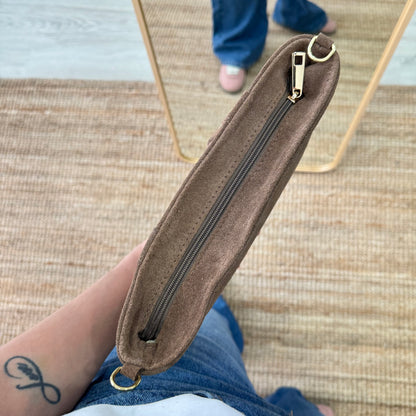 Bandolera tachuelas doradas serraje iniciales bordadas taupe