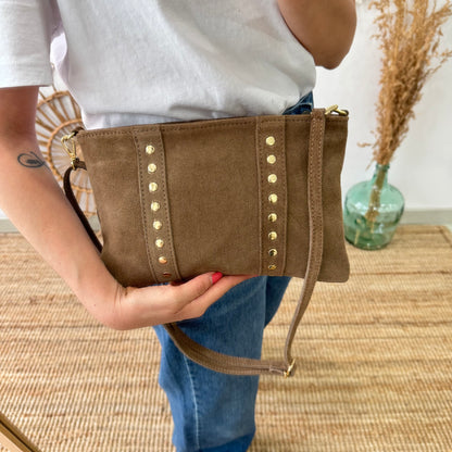 Bandolera tachuelas doradas serraje iniciales bordadas taupe