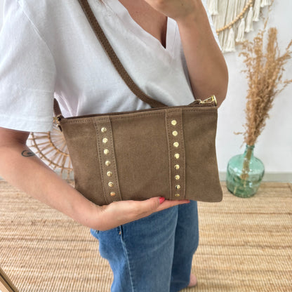 Bandolera tachuelas doradas serraje iniciales bordadas taupe