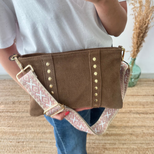 Bandolera tachuelas doradas serraje iniciales bordadas taupe