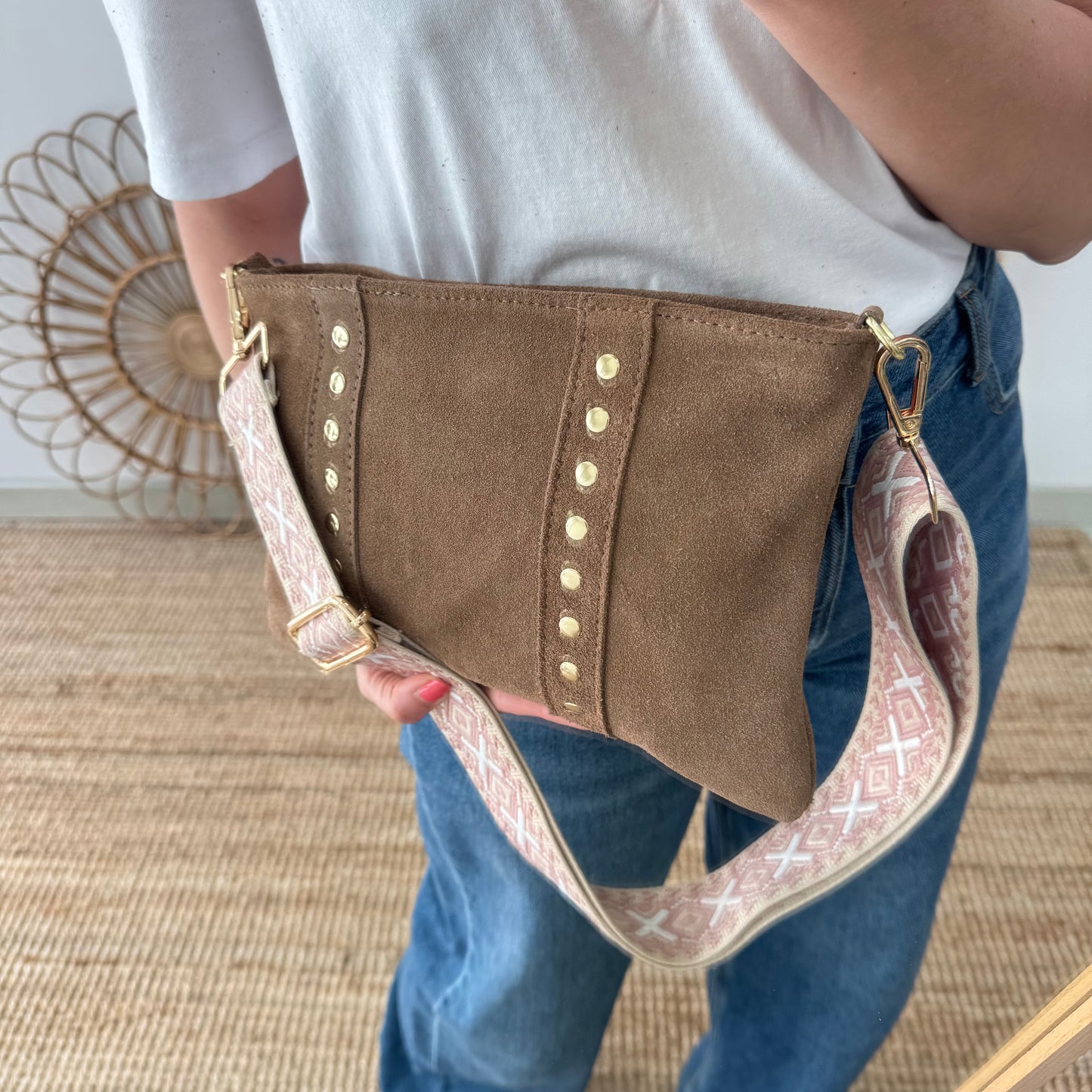 Bandolera tachuelas doradas serraje iniciales bordadas taupe
