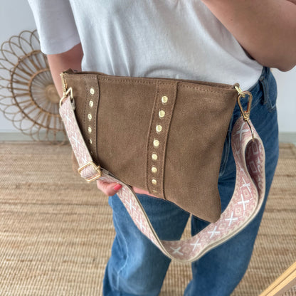 Bandolera tachuelas doradas serraje iniciales bordadas taupe