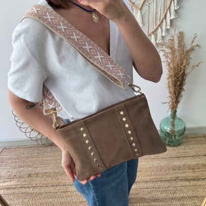 Bandolera tachuelas doradas serraje iniciales bordadas taupe