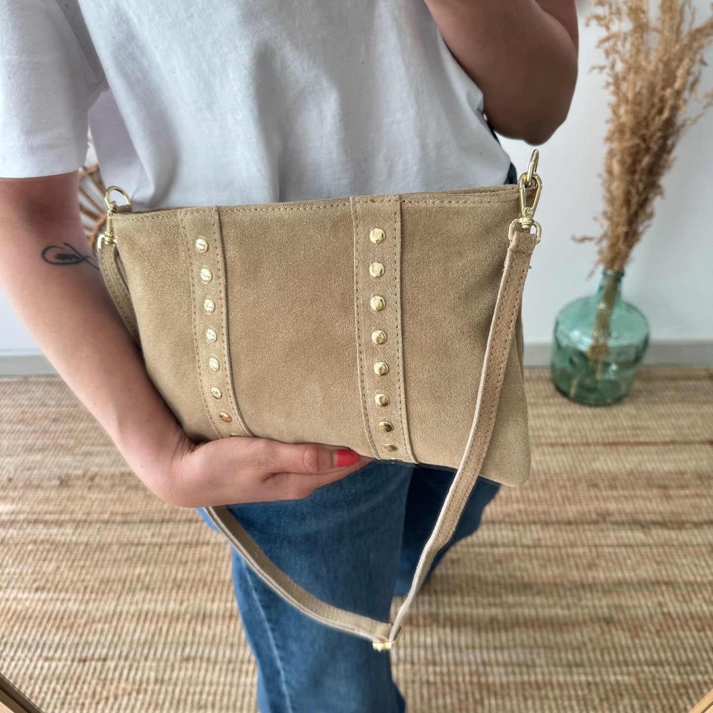 Bandolera tachuelas doradas serraje iniciales bordadas beige
