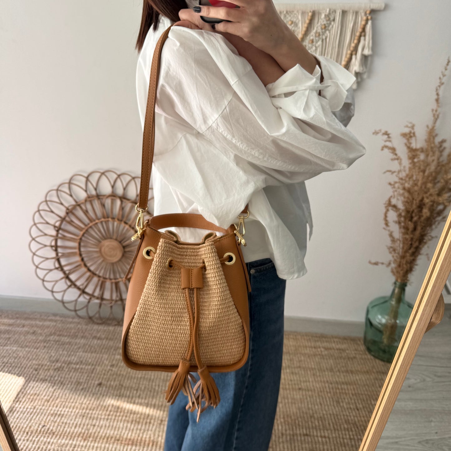 Bolso bucket combinado rafia y piel camel pompón iniciales bordadas