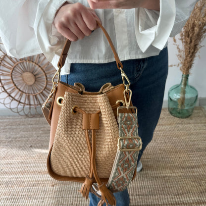 Bolso bucket combinado rafia y piel camel pompón iniciales bordadas