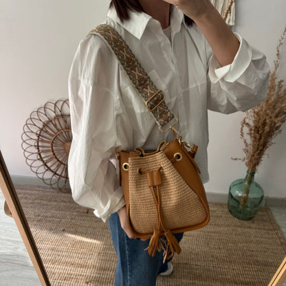 Bolso bucket combinado rafia y piel camel pompón iniciales bordadas