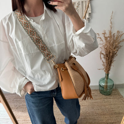 Bolso bucket combinado rafia y piel camel pompón iniciales bordadas